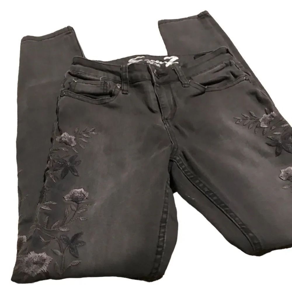 Seven size 4 skinny jeans with brocade accents excellent condition